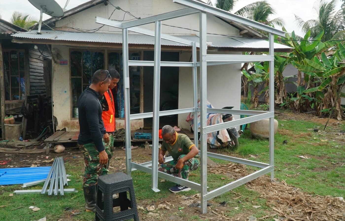 Kolaborasi Satgas TMMD dan Masyarakat Dalam Pembangunan MCK Ibu Jumiah