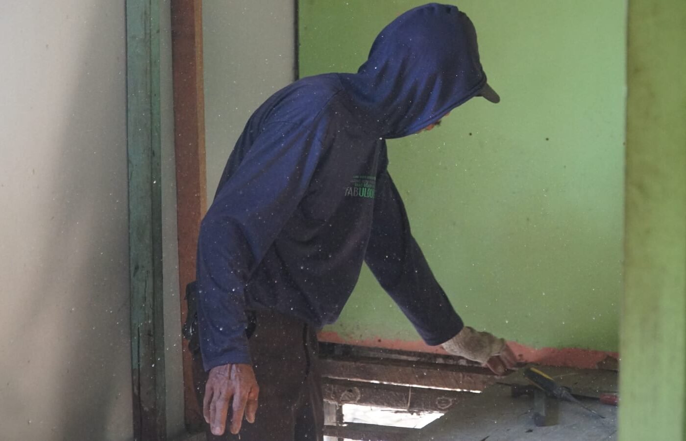Proses Pembongkaran Lantai Kamar RTLH Ibu Wahida Sebagai Langkah Awal Renovasi