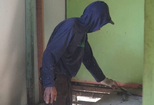 Proses Pembongkaran Lantai Kamar RTLH Ibu Wahida Sebagai Langkah Awal Renovasi
