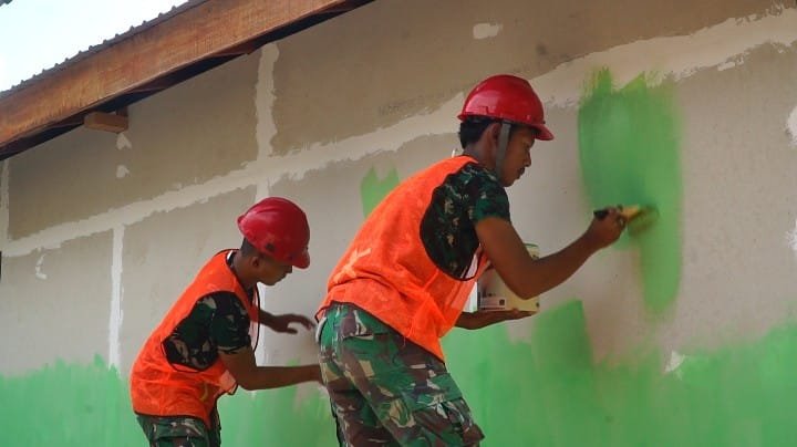 Pembangunan RTLH Bapak Walianto Hampir Selesai, Satgas TMMD Ke-129 Mulai Pengecatan Akhir
