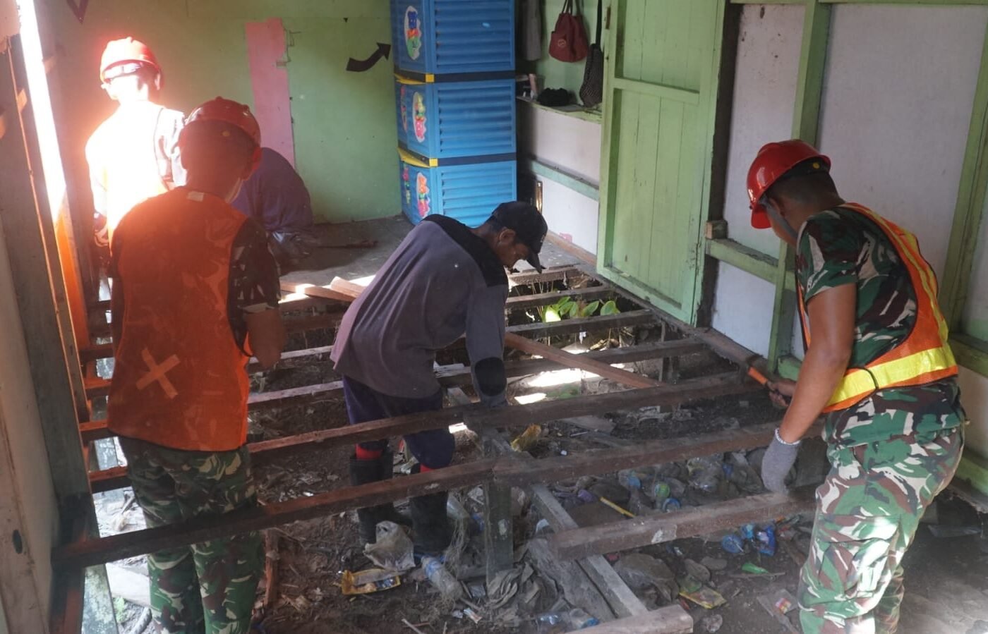 Kerjasama Satgas TMMD dan Komunitas Akselerasi Perbaikan RTLH Ibu Wahida