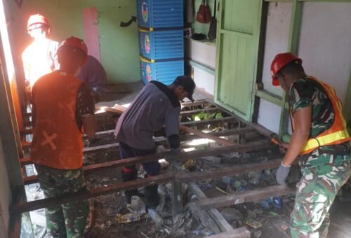 Kerjasama Satgas TMMD dan Komunitas Akselerasi Perbaikan RTLH Ibu Wahida