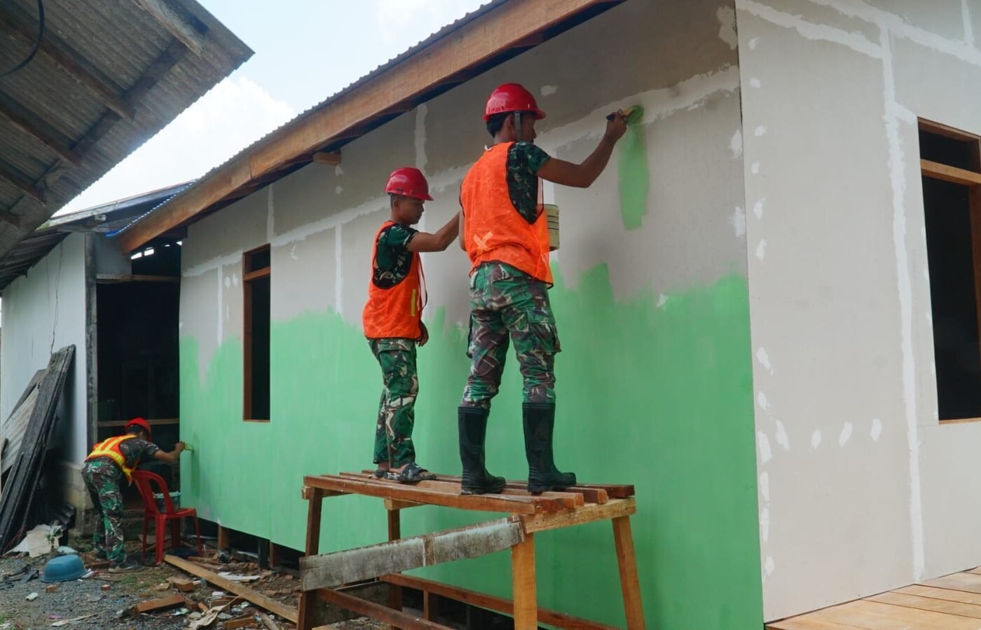 Kegiatan Pengecatan RTLH Bersama Satgas TMMD dan Masyarakat