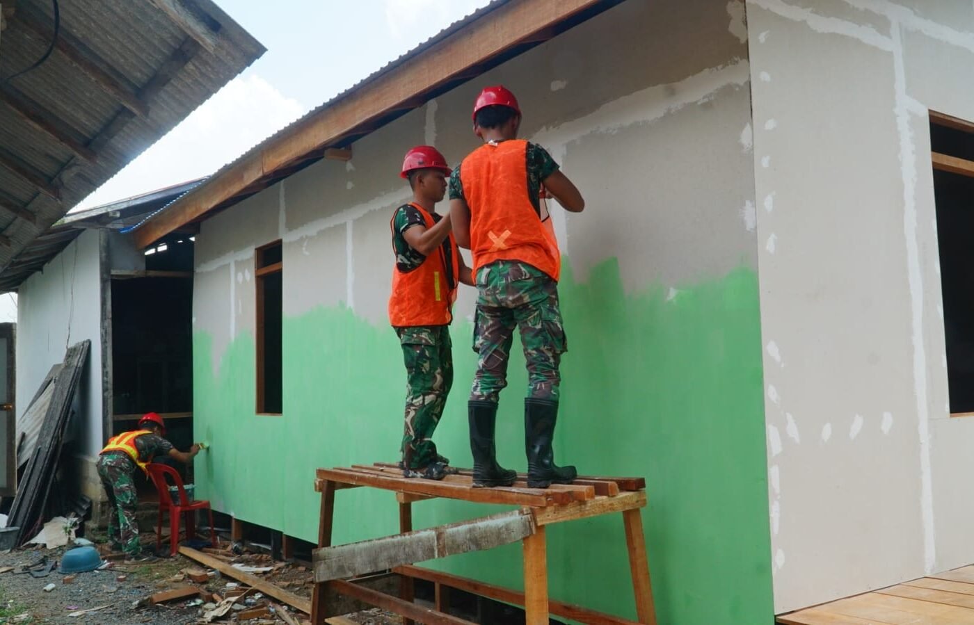 Peningkatan Kualitas Tempat Tinggal Melalui Pengecatan RTLH Bapak Walianto