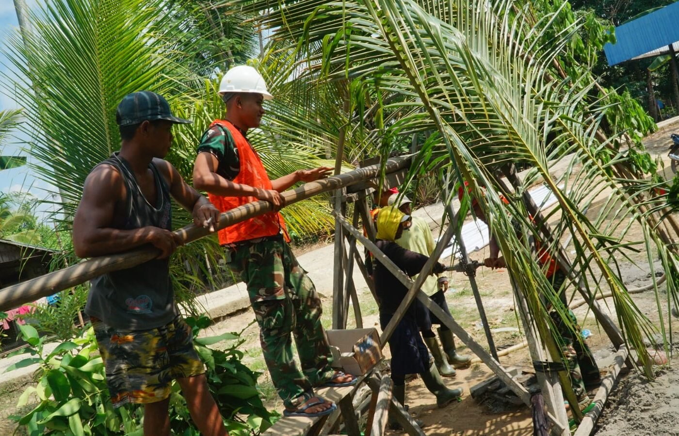 Kebersamaan Masyarakat dalam Pengeboran Sumur Bor di TMMD Ke-129