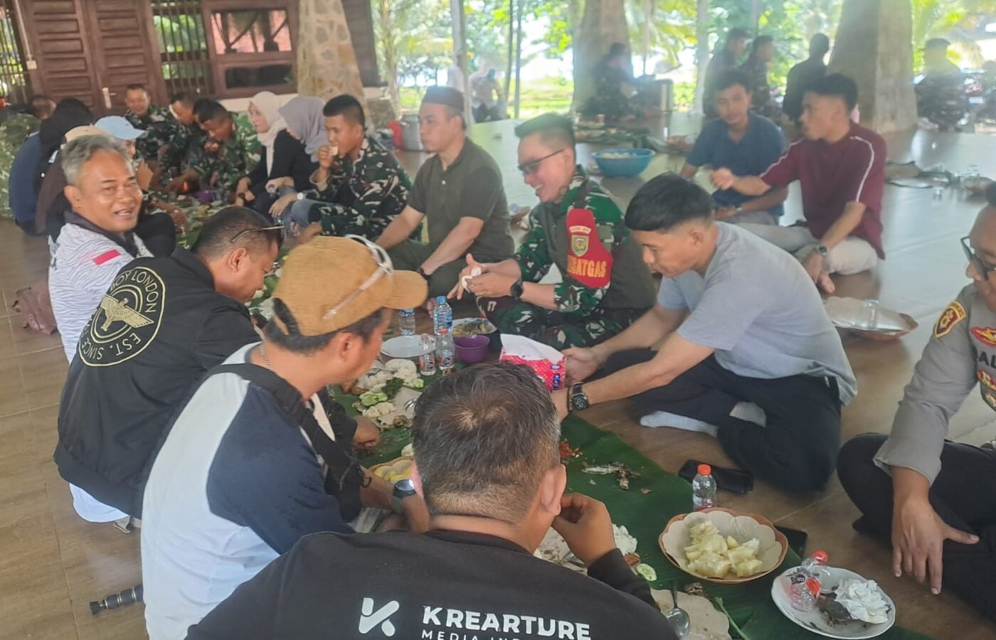 Kegiatan Budaya dan Kebersamaan di Pantai Pulau Tiga Bio