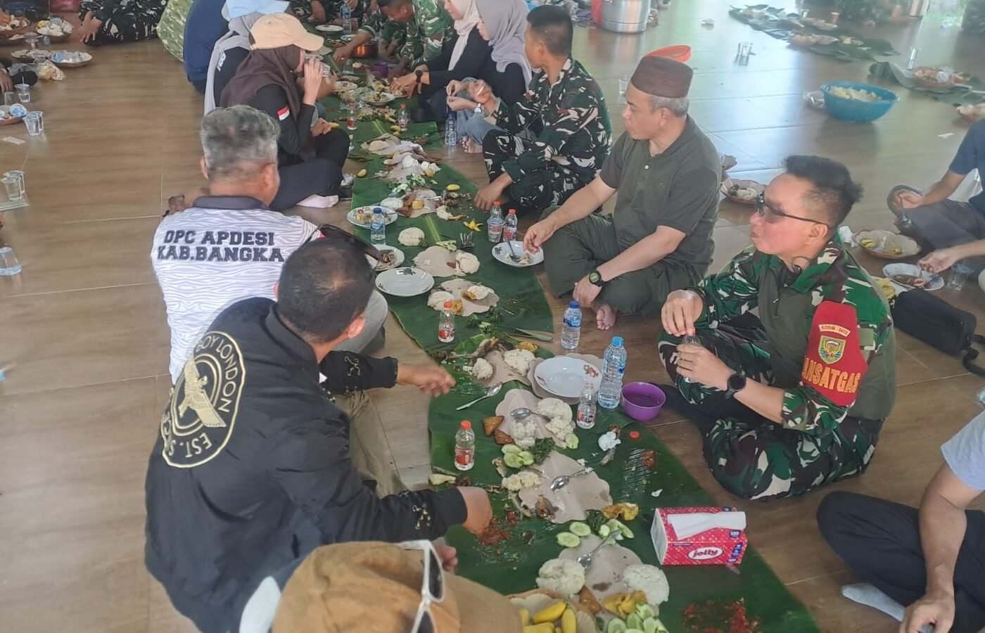Kebersamaan Masyarakat dan Satgas TMMD Tercipta di Pantai Pulau Tiga Bio