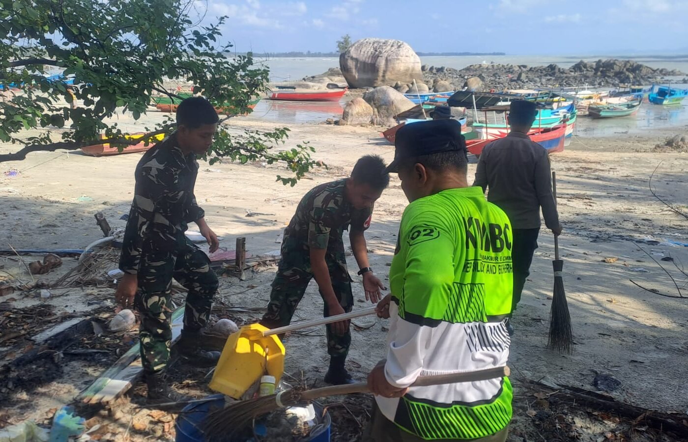 Kebersihan Pantai Pulau Tiga Bio Ditingkatkan oleh Satgas TMMD Ke-129 Bersama Warga