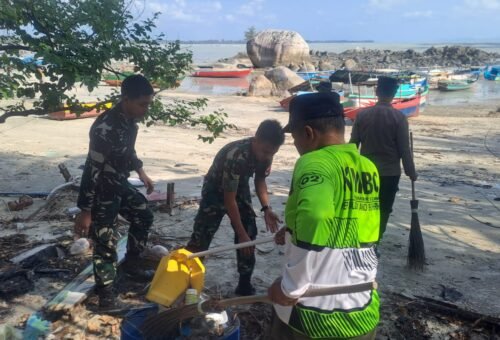 Kebersihan Pantai Pulau Tiga Bio Ditingkatkan oleh Satgas TMMD Ke-129 Bersama Warga