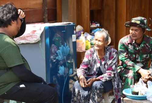 Kebahagiaan Mbah Sumiatun Menginspirasi Tim TMMD 129 Dalam Program Rutilahu di Desa Tlemang