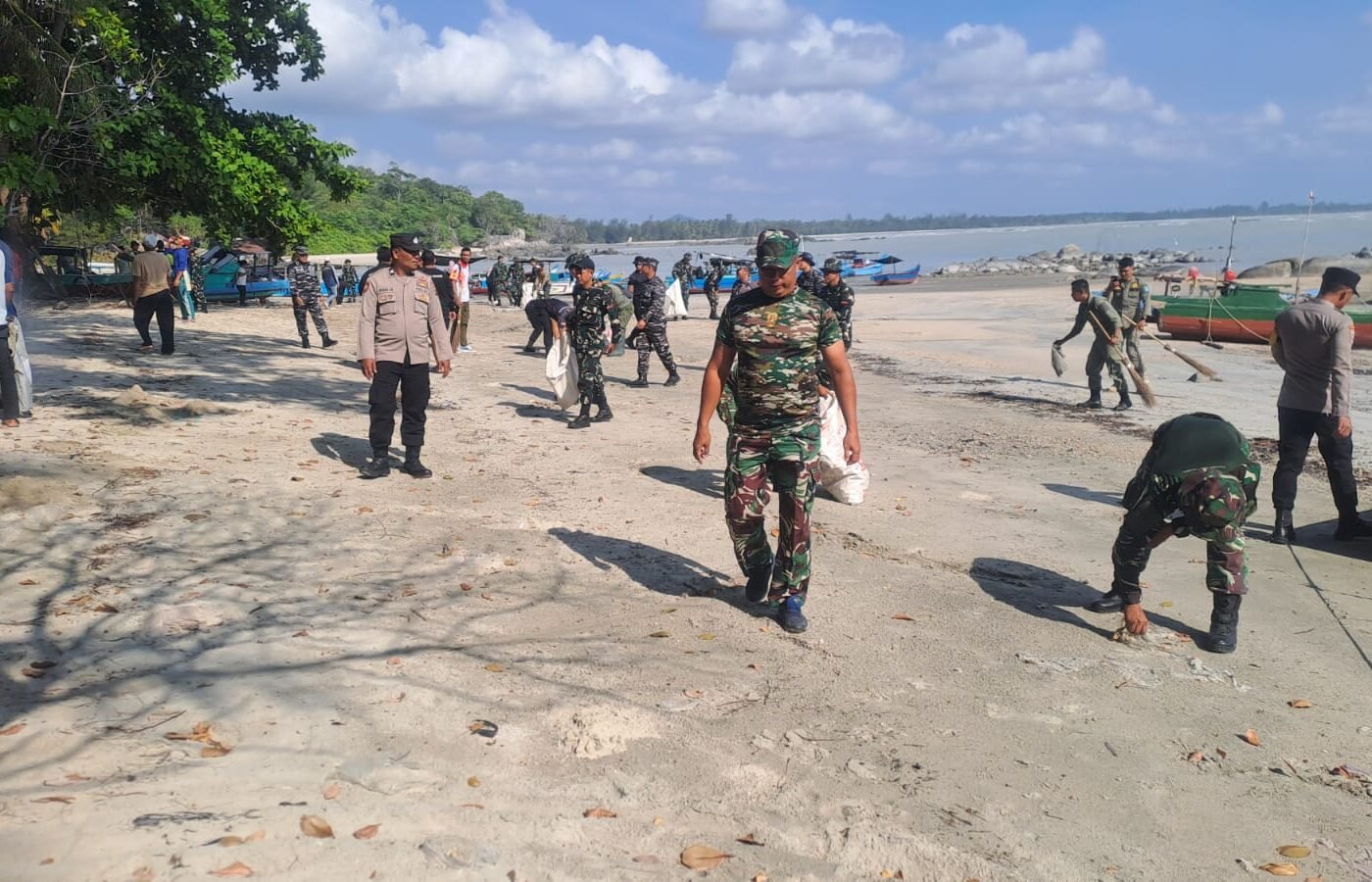 Gerakan Bersih Pantai oleh Satgas TMMD Ke-129 Kodim 0413/Bangka untuk Kesadaran Lingkungan