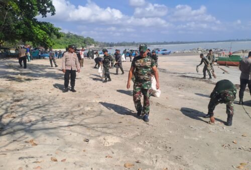 Gerakan Bersih Pantai oleh Satgas TMMD Ke-129 Kodim 0413/Bangka untuk Kesadaran Lingkungan