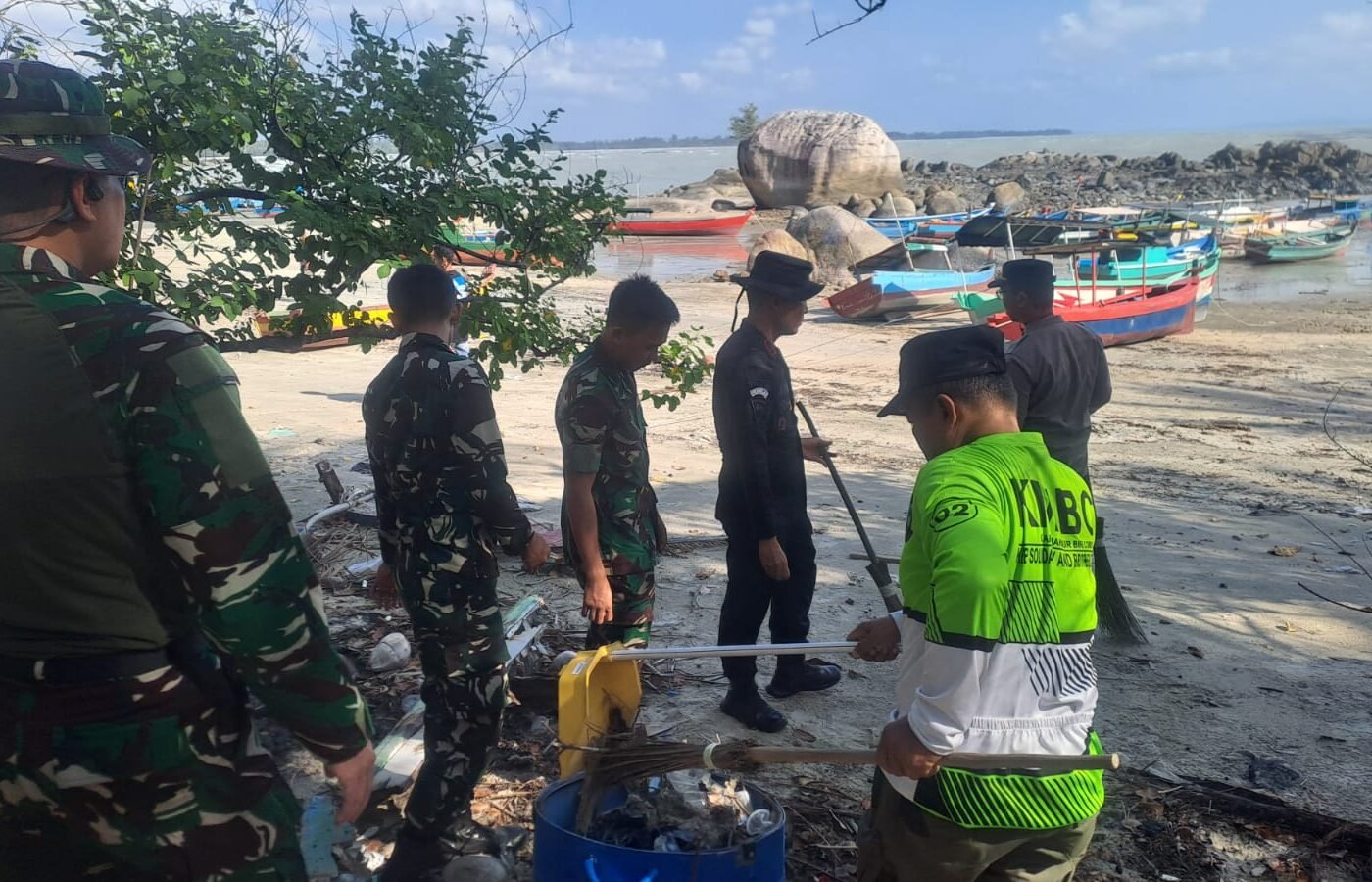 Satgas TMMD Ke-129 Kodim 0413/Bangka Ciptakan Lingkungan Bersih di Pantai Pulau Tiga Bio