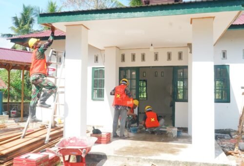Kegiatan Bersama Satgas dan Masyarakat Dalam Mempercepat Pemasangan Keramik Musholla