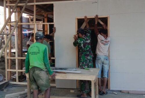 Satgas TMMD Ke-129 Kodim 1407/Bone Lanjutkan Pemasangan Dinding RTLH Milik Bapak Ihwan Baso