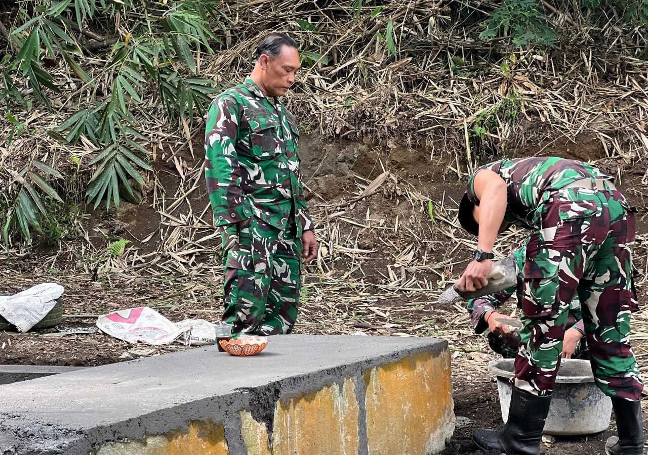 Wadansatgas TMMD Ke-129 Kodim 1626/Bangli Tinjau Proyek Bak Air di Sekardadi