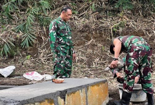 Wadansatgas TMMD Ke-129 Kodim 1626/Bangli Tinjau Proyek Bak Air di Sekardadi