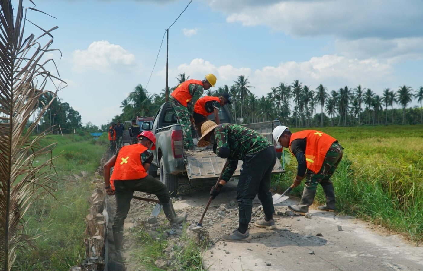 Kekuatan Gotong Royong dalam Pembangunan Jalan TMMD Ke-129
