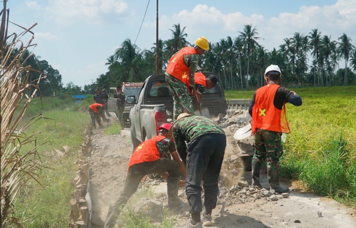 TMMD Ke-129: Membangun Jalur Penghubung untuk Masyarakat Desa