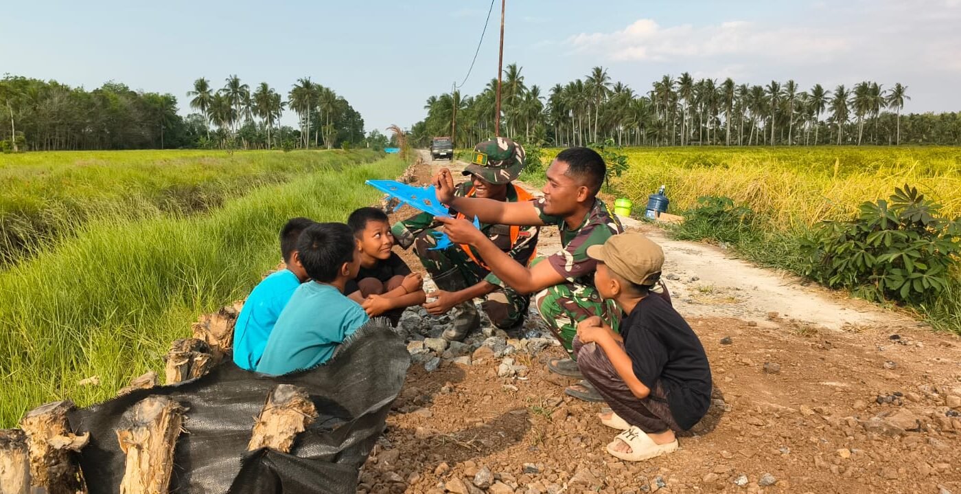 Keceriaan Anak-Anak Kapuas: Simbol Harmoni TNI dan Masyarakat dalam TMMD ke-129