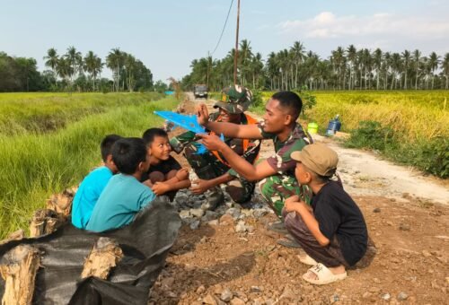 Keceriaan Anak-Anak Kapuas: Simbol Harmoni TNI dan Masyarakat dalam TMMD ke-129