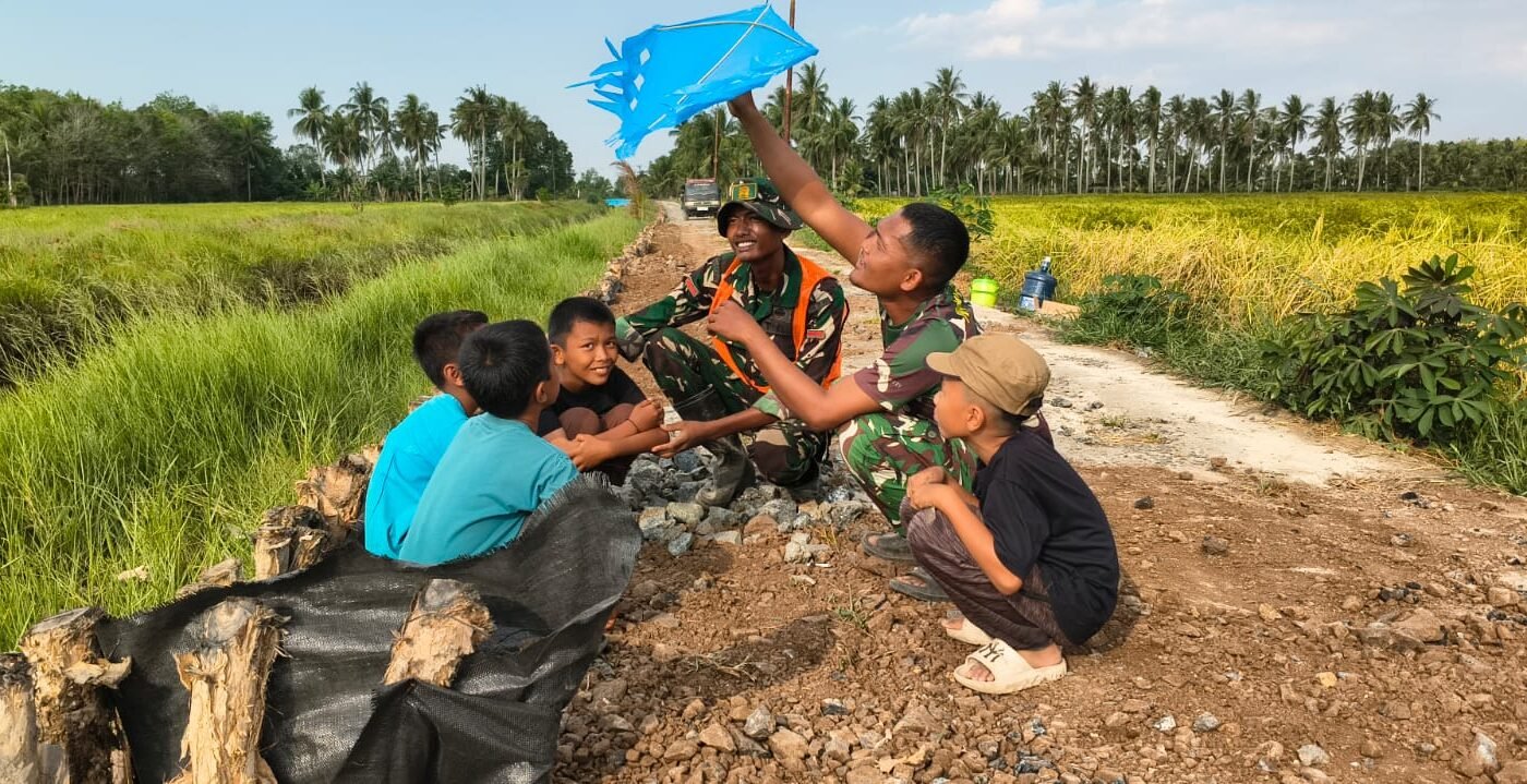 Tawa Ceria di Tengah KegiatanTMMD: Prajurit Jadi Kawan Anak-Anak Bandar Raya