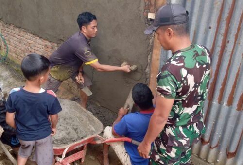 Satgas TMMD Ke-129 Kodim 1407/Bone Lanjutkan Plesteran Dinding Belakang RTLH Milik Bapak Sofyan