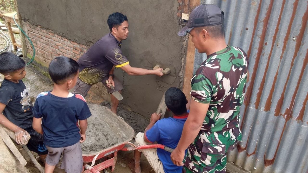 Satgas TMMD Ke-129 Kodim 1407/Bone Lanjutkan Plesteran Dinding Belakang RTLH Milik Bapak Sofyan