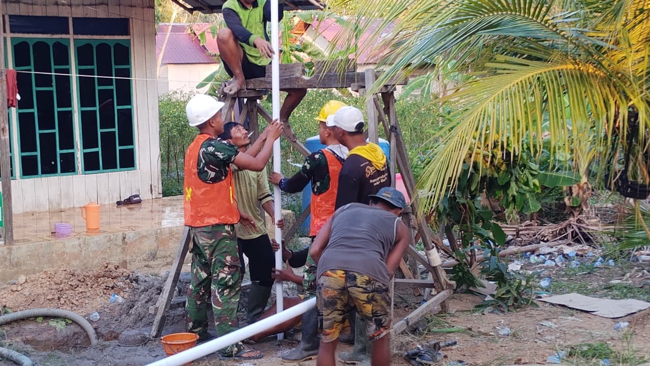 Proyek Air Bersih, Satgas TMMD Ke-129 Kalteng Lanjutkan Pemasangan Pipa Sumur Bor
