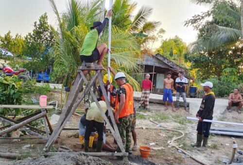 Mendukung Kesejahteraan Desa, TMMD Ke-129 Kapuas Pasang Pipa Sumur Bor