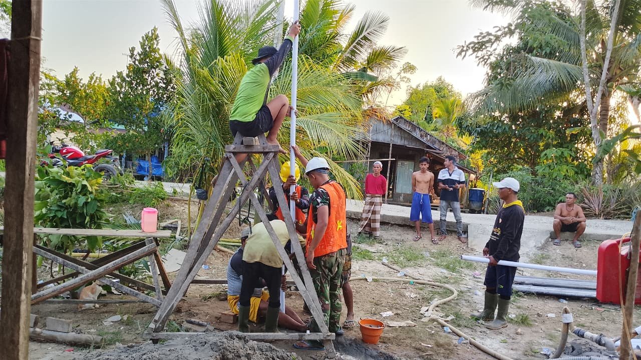 Mendukung Kesejahteraan Desa, TMMD Ke-129 Kapuas Pasang Pipa Sumur Bor
