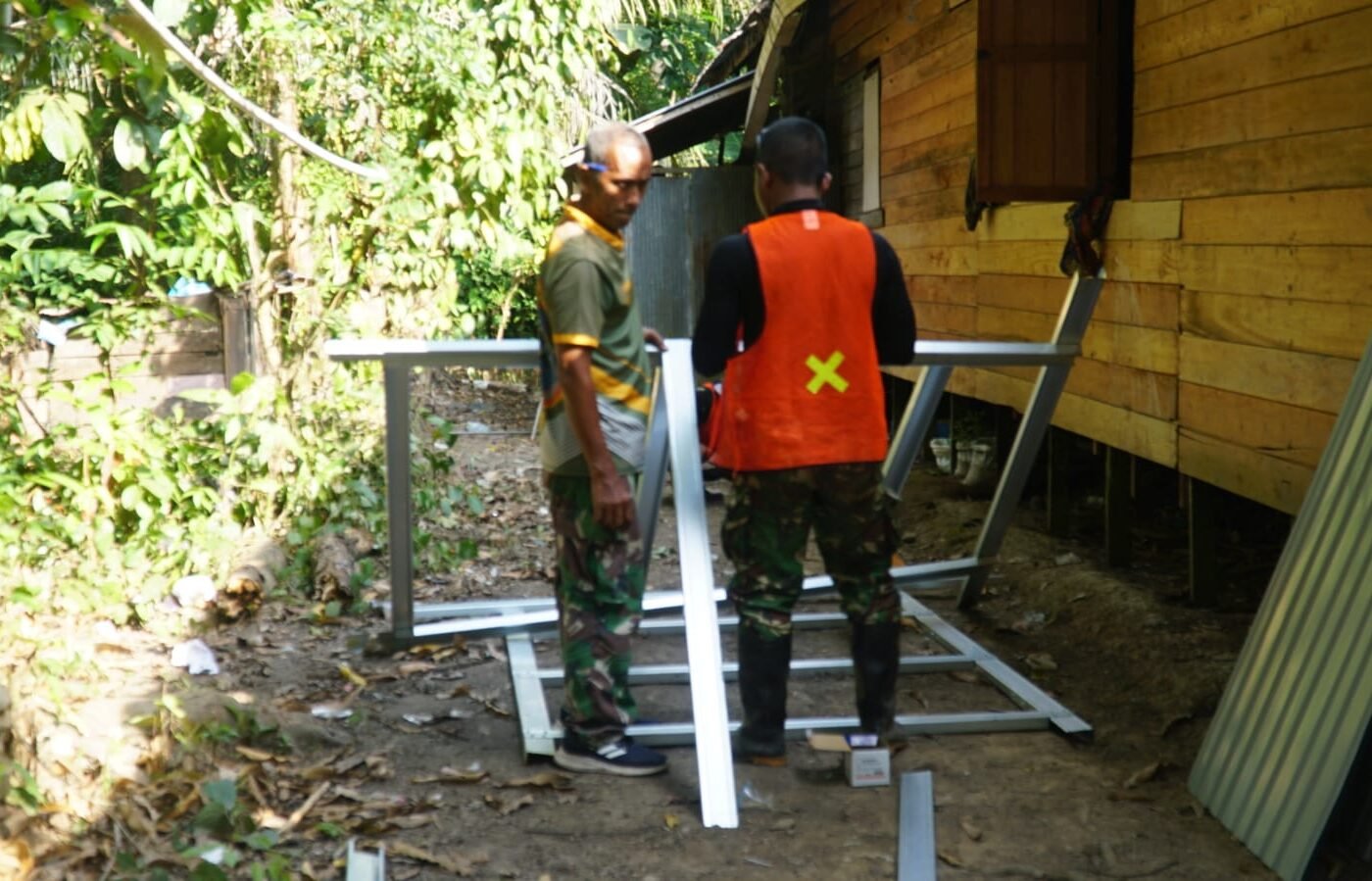 Pembangunan Rumah MCK Ibu Jubaidah oleh Satgas TMMD Ke-129 Kodim 1011/Kuala Kapuas