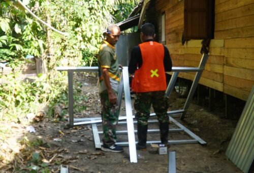 Pembangunan Rumah MCK Ibu Jubaidah oleh Satgas TMMD Ke-129 Kodim 1011/Kuala Kapuas