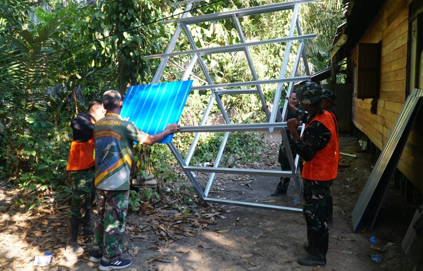 Kerjasama TNI dan Komunitas dalam Pembangunan MCK di Bandaraya Rakit