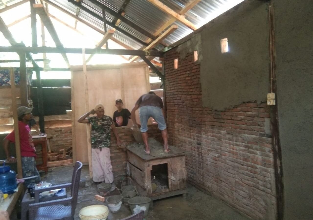 Satgas TMMD Ke-129 Kodim 1407/Bone Kebut Pekerjaan Plesteran RTLH Milik Bapak Bella