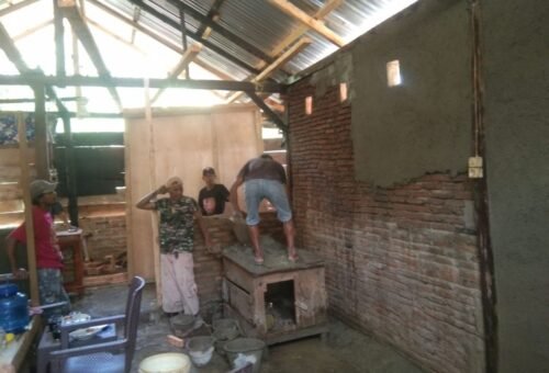 Satgas TMMD Ke-129 Kodim 1407/Bone Kebut Pekerjaan Plesteran RTLH Milik Bapak Bella
