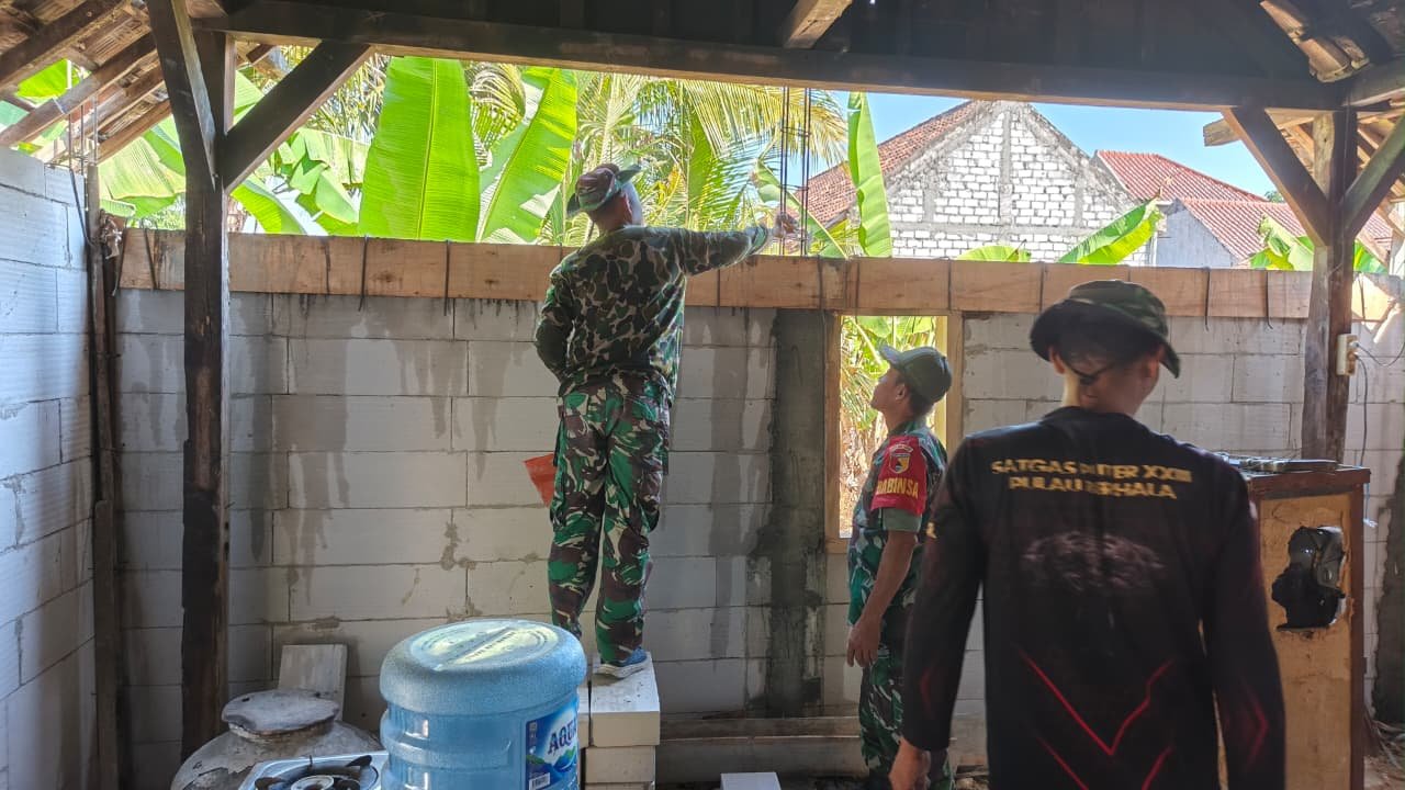Pengawasan Ketat terhadap Pembangunan Rutilahu oleh Babinsa Sertu Muin