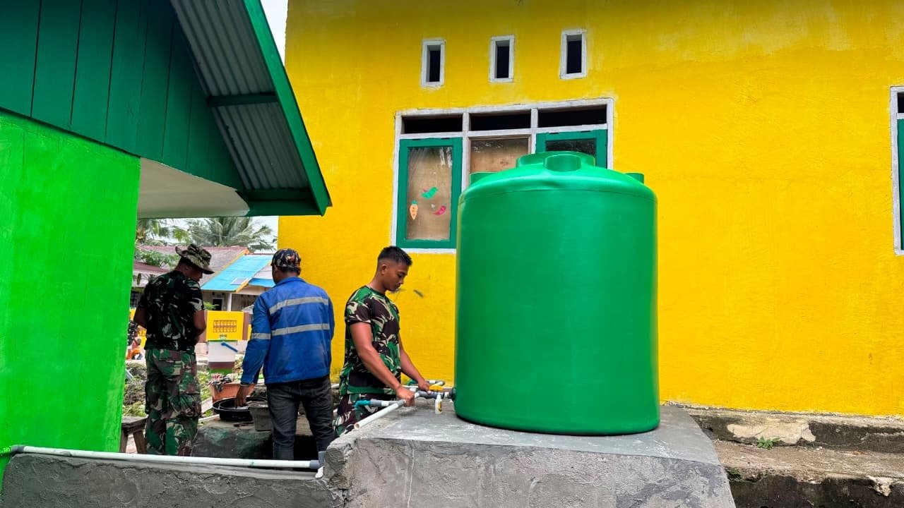 Pengecatan Tandon Air SDN Umbele Sebagai Langkah Akhir Program Air Bersih