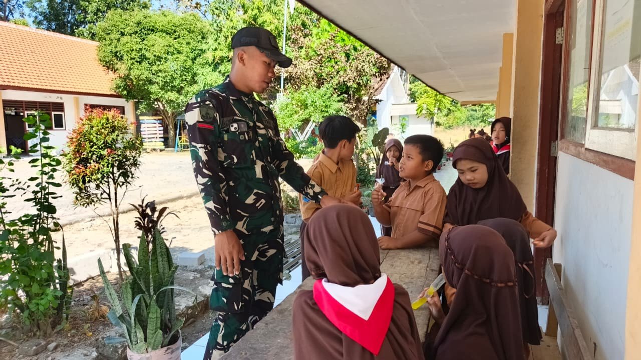 Interaksi Positif Satgas TMMD dengan Siswa SDN 2 Tlemang Memperkuat Hubungan TNI-Rakyat