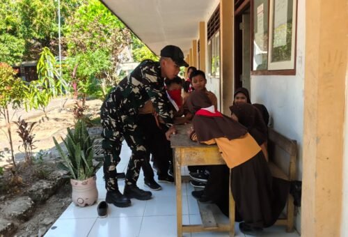 Prada Sholah Beri Inspirasi kepada Anak-anak Desa Tlemang saat TMMD