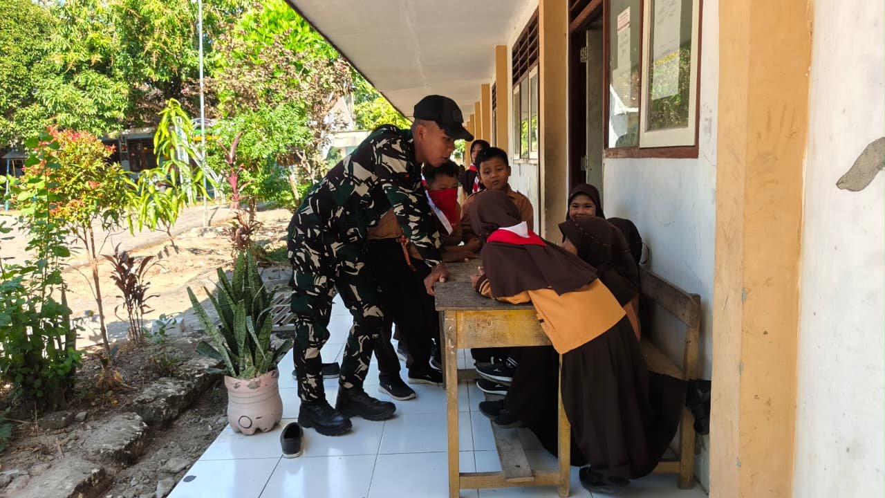 Prada Sholah Beri Inspirasi kepada Anak-anak Desa Tlemang saat TMMD