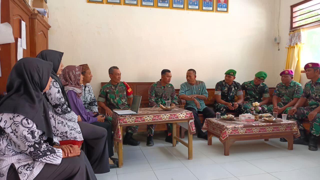 Diskusi Pembentukan Karakter dan Wawasan Kebangsaan oleh Satgas TMMD di Tlemang