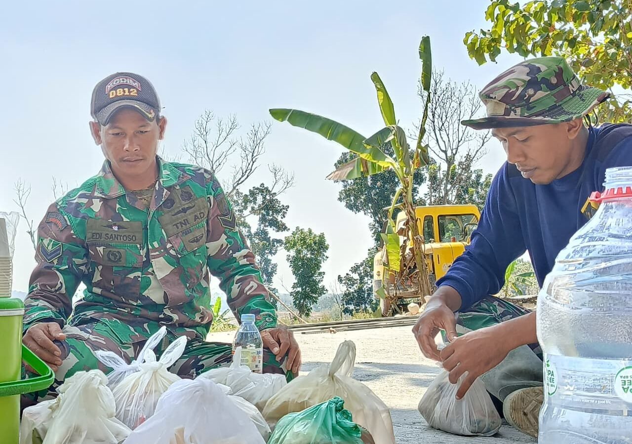 Kepedulian Komunitas Tlemang Dukung Satgas TMMD 129 Untuk Menyelesaikan Proyek