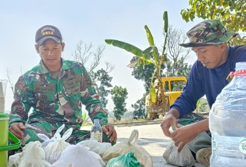 Kepedulian Komunitas Tlemang Dukung Satgas TMMD 129 Untuk Menyelesaikan Proyek
