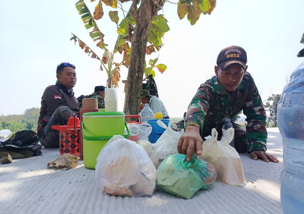 Momen Istirahat Siang TMMD Memperkokoh Hubungan TNI dan Warga Desa Tlemang