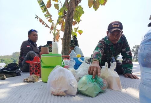 Momen Istirahat Siang TMMD Memperkokoh Hubungan TNI dan Warga Desa Tlemang