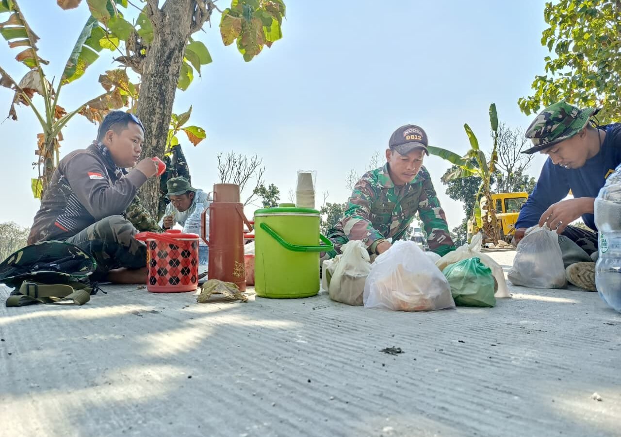 Bentuk Apresiasi Warga Tlemang untuk Tugas Satgas TMMD 129