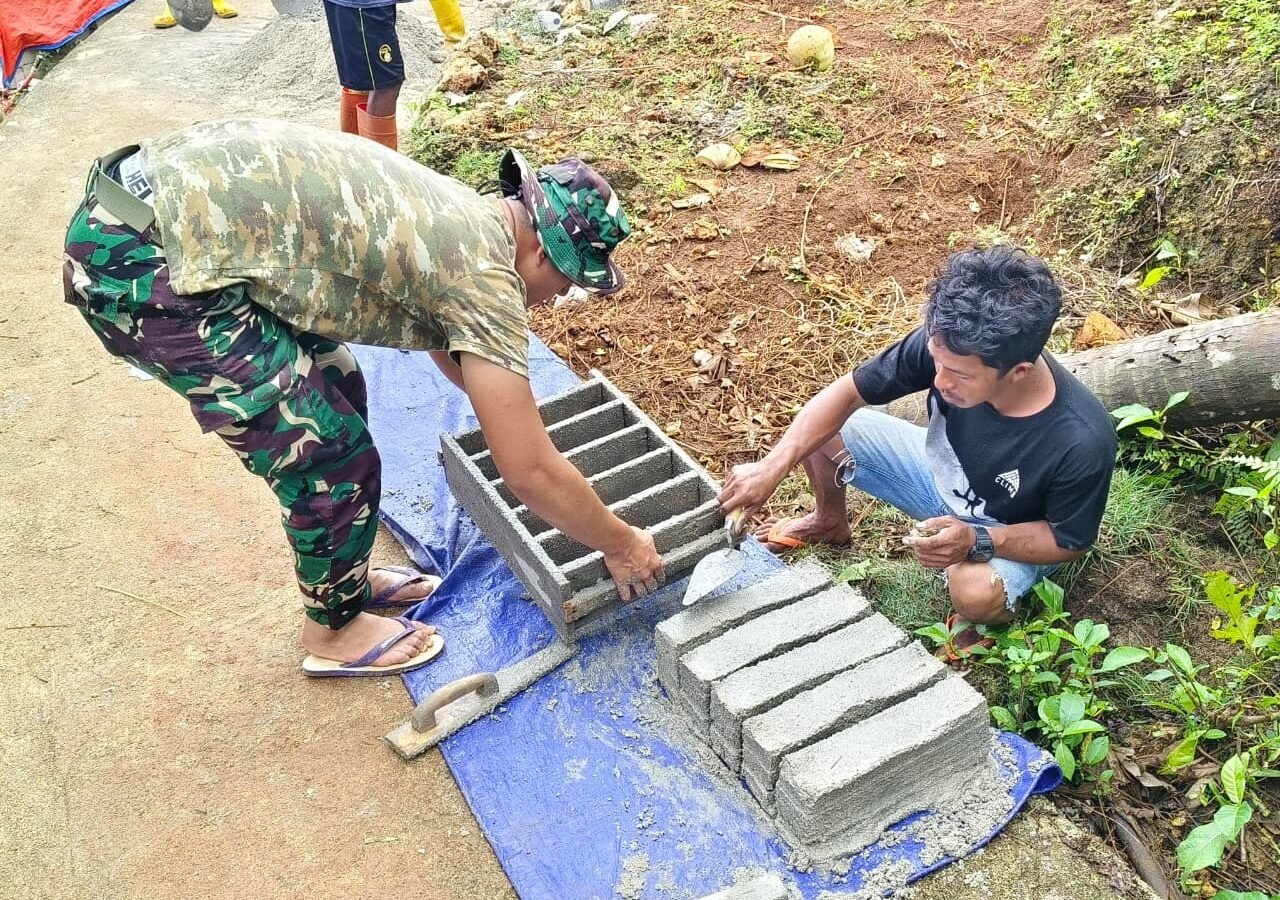 Akselerasi Pembuatan Batako untuk Proyek MCK Masjid di Desa Polewali