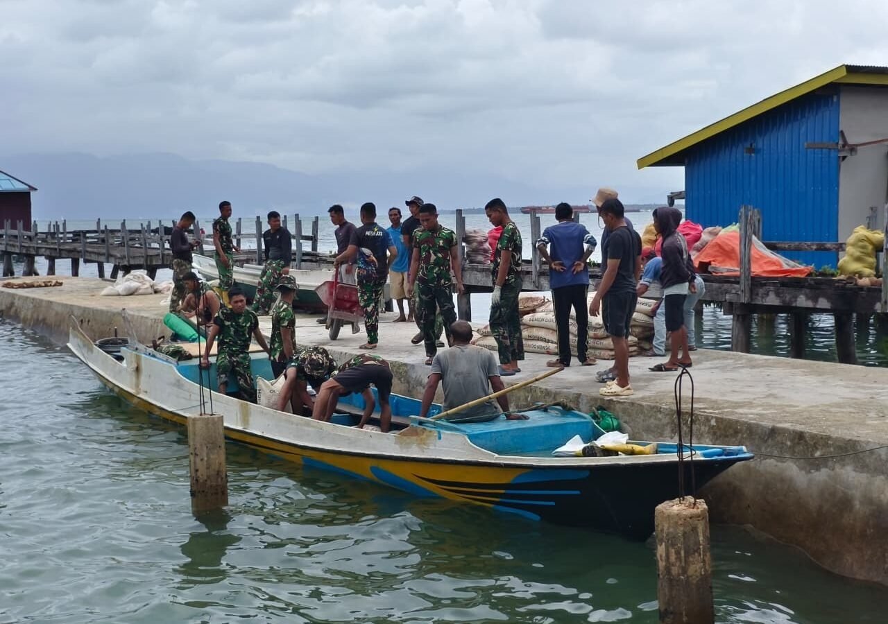 Kebersamaan dalam Program TMMD Ke-129, Warga dan Satgas Bekerja Sama Angkut Semen