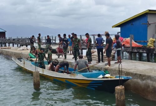 Kebersamaan dalam Program TMMD Ke-129, Warga dan Satgas Bekerja Sama Angkut Semen